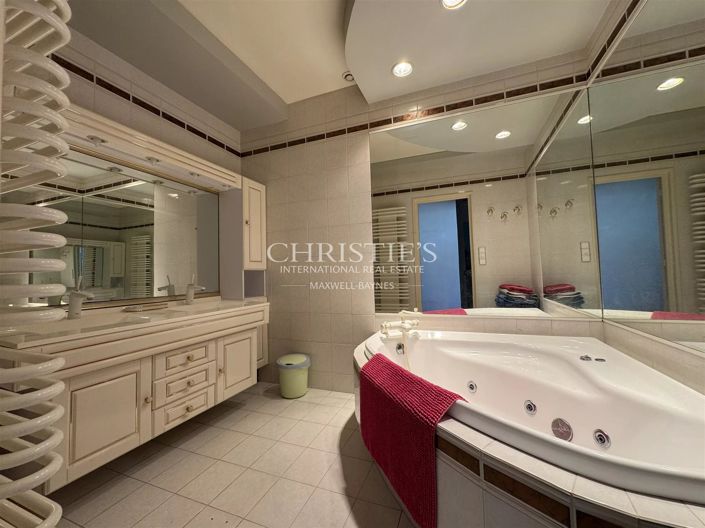Image No.20-5 Bed House for sale