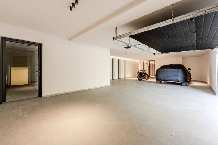 Image No.40-5 Bed House for sale
