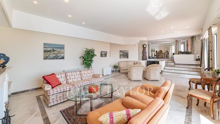 Image No.6-5 Bed House for sale