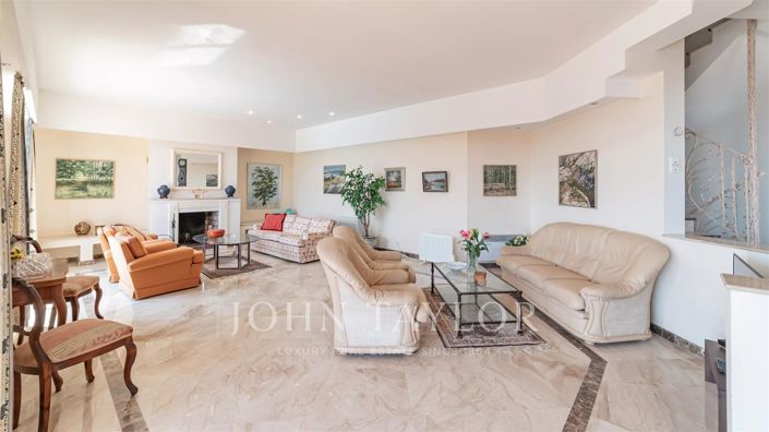 Image No.8-5 Bed House for sale