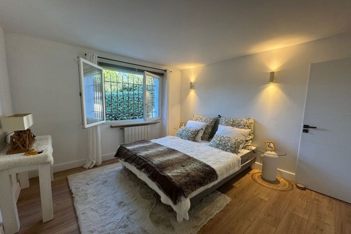 Image No.10-6 Bed House for sale