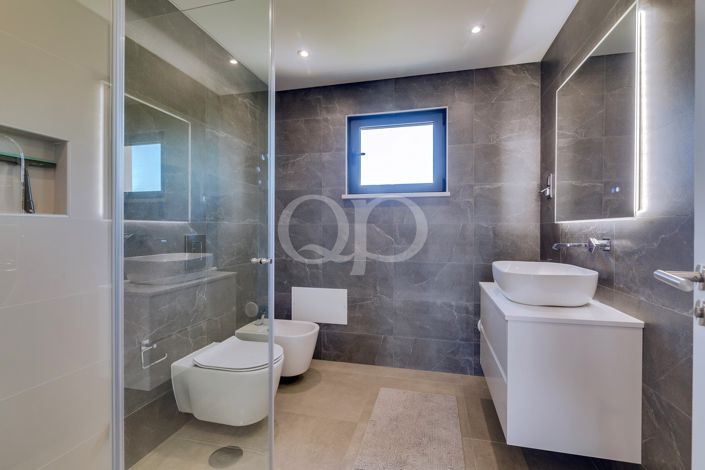 Image No.34-4 Bed House for sale