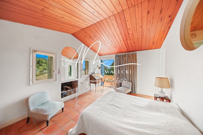Image No.8-6 Bed House for sale