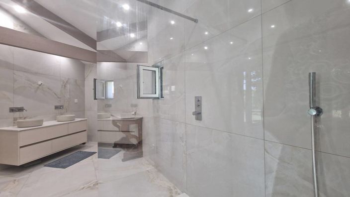 Image No.10-12 Bed House for sale