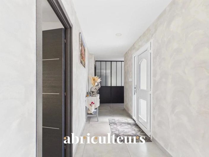 Image No.8-3 Bed House for sale