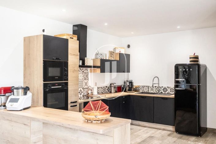 Image No.6-5 Bed House for sale