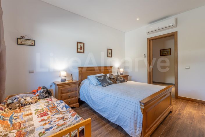 Image No.20-4 Bed House for sale
