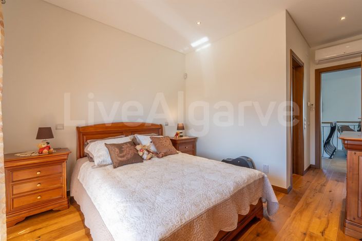 Image No.24-4 Bed House for sale