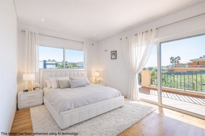 Image No.27-4 Bed House for sale