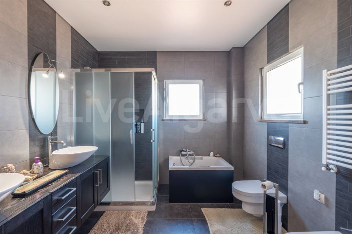 Image No.30-4 Bed House for sale