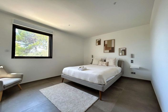 Image No.8-5 Bed House for sale
