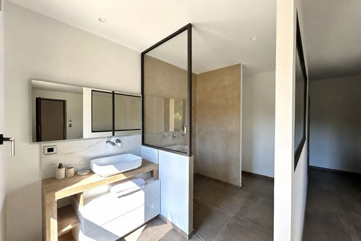 Image No.9-5 Bed House for sale