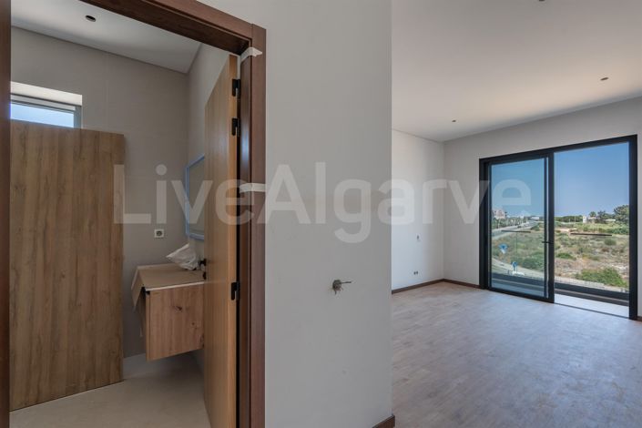 Image No.18-3 Bed Apartment for sale