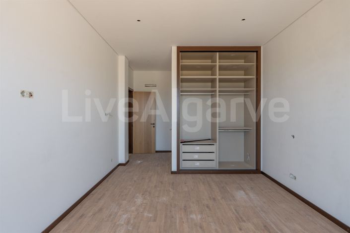 Image No.22-3 Bed Apartment for sale