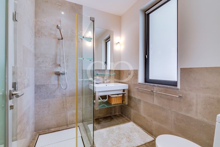 Image No.53-6 Bed House for sale
