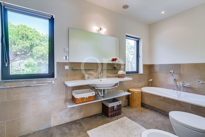 Image No.60-6 Bed House for sale