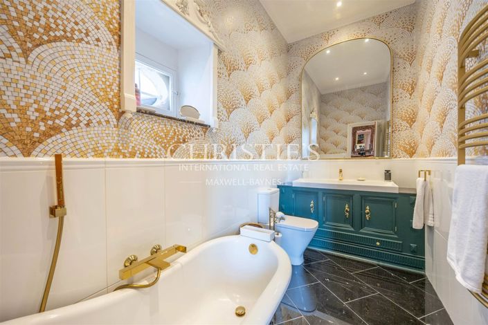 Image No.18-12 Bed Property for sale
