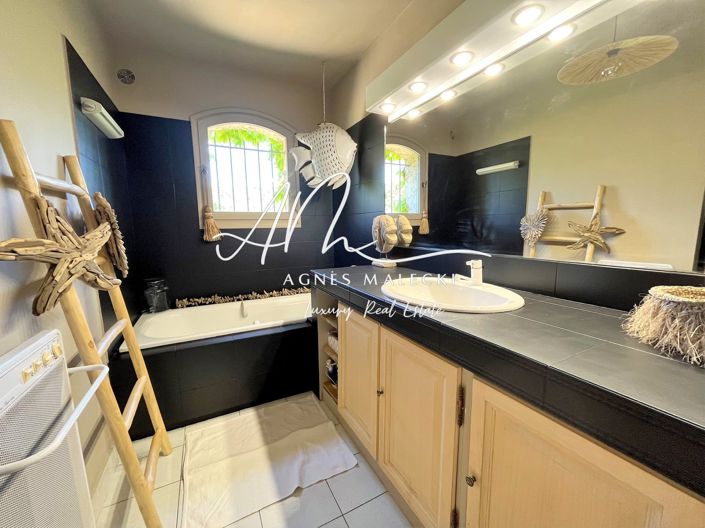 Image No.10-5 Bed House for sale
