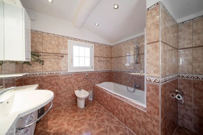 Image No.18-4 Bed House for sale
