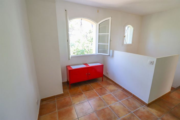 Image No.19-4 Bed House for sale