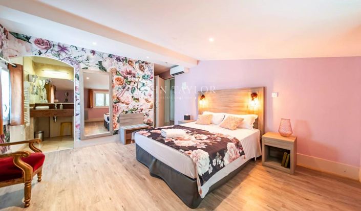 Image No.20-9 Bed Property for sale