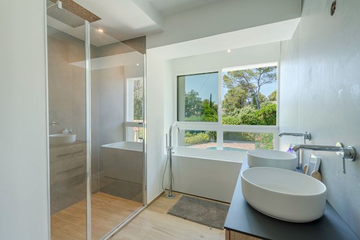 Image No.12-5 Bed House for sale