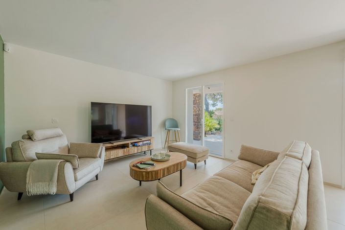Image No.6-5 Bed House for sale