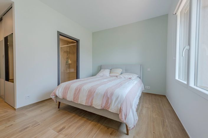 Image No.8-5 Bed House for sale