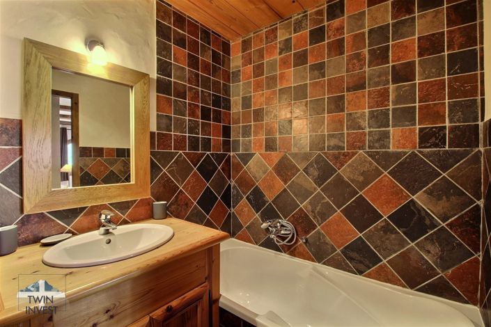 Image No.8-5 Bed House for sale