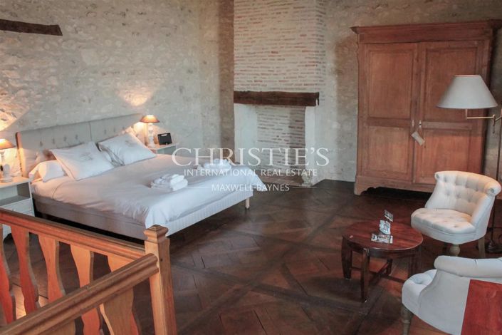 Image No.17-6 Bed Property for sale