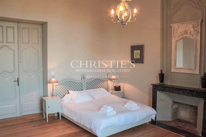 Image No.18-6 Bed Property for sale