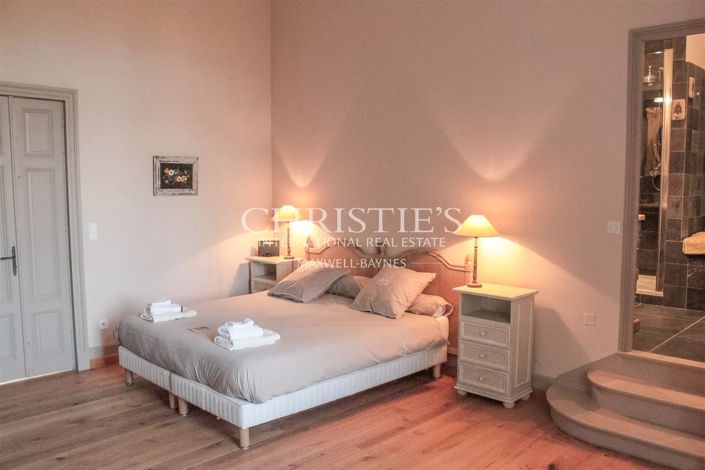 Image No.19-6 Bed Property for sale