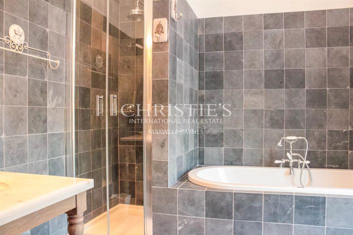 Image No.20-6 Bed Property for sale