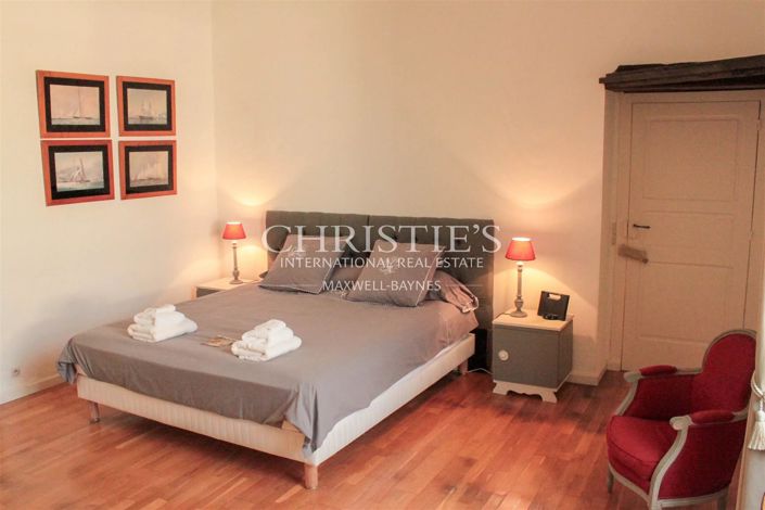 Image No.21-6 Bed Property for sale