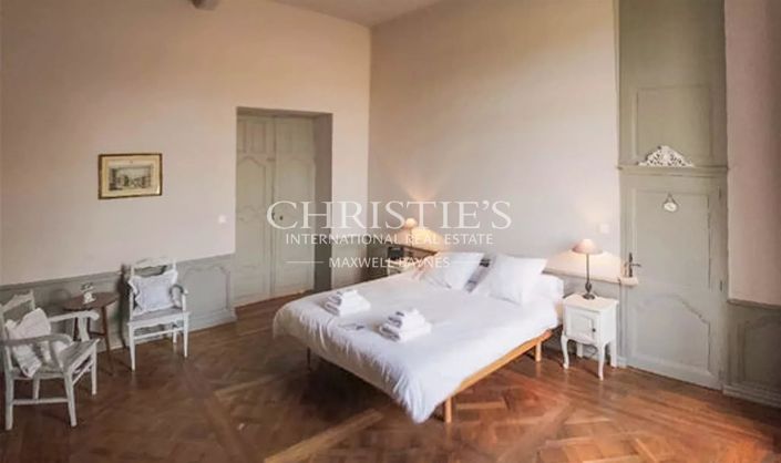 Image No.22-6 Bed Property for sale