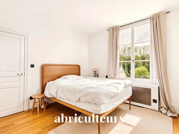 Image No.8-5 Bed House for sale