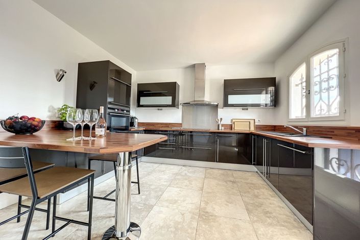 Image No.7-6 Bed House for sale
