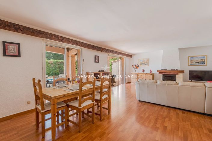 Image No.2-4 Bed House for sale