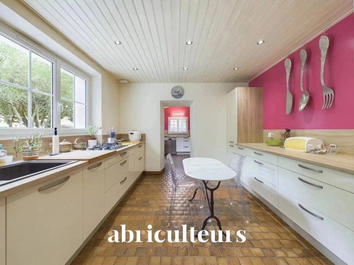 Image No.8-6 Bed House for sale