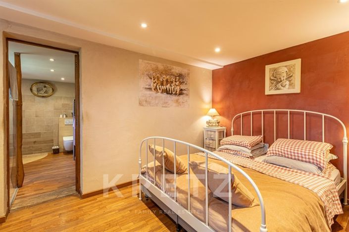 Image No.8-6 Bed House for sale