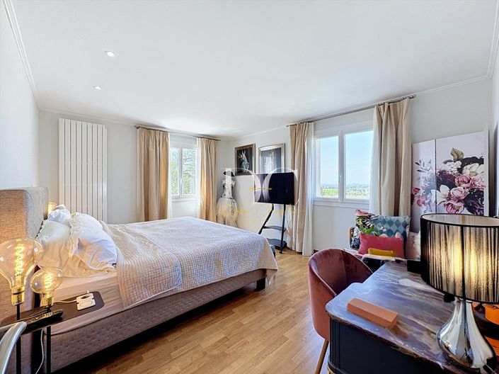 Image No.16-6 Bed House for sale
