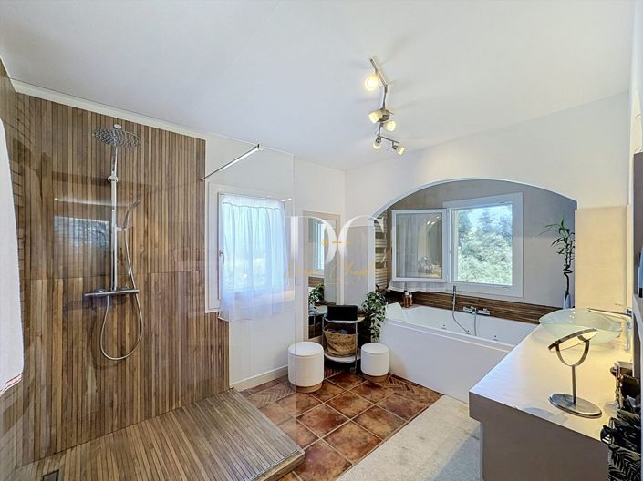 Image No.18-6 Bed House for sale