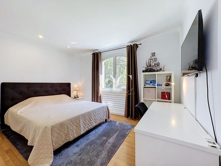 Image No.21-6 Bed House for sale