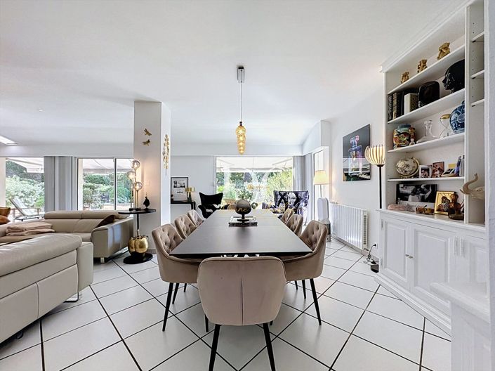 Image No.8-6 Bed House for sale