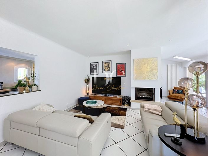 Image No.9-6 Bed House for sale