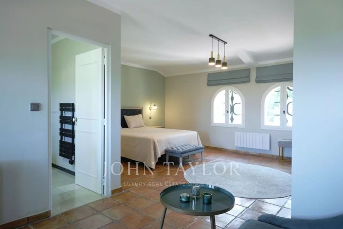 Image No.9-6 Bed House for sale