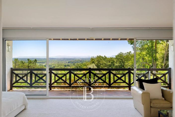 Image No.7-6 Bed House for sale