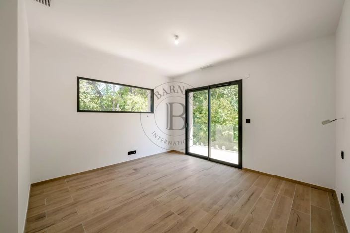Image No.11-3 Bed House for sale