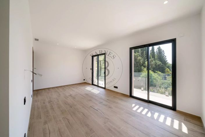 Image No.9-3 Bed House for sale