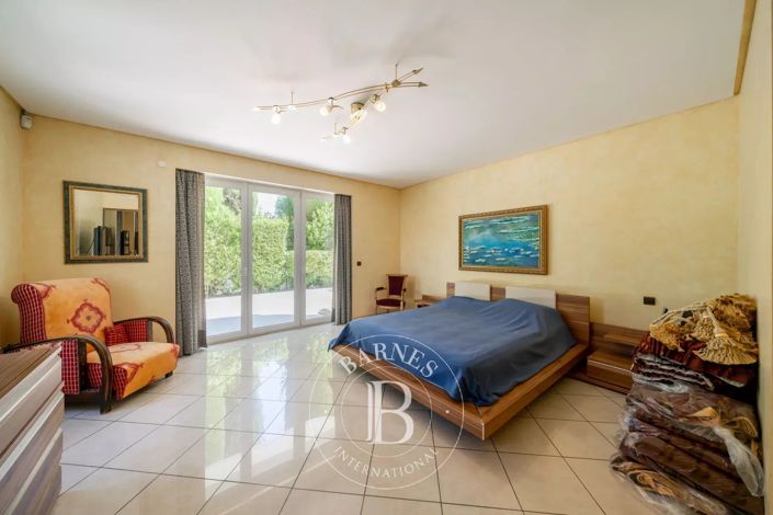 Image No.11-6 Bed House for sale